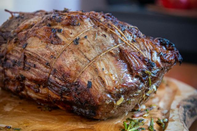 Rotir une viande : conseils et recettes Comment rôtir la viande de porc : température, temps et astuces de chef